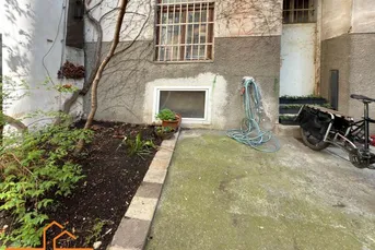sanierungsbedürftige ALTBAU Wohnung mit TERRASSE im EG