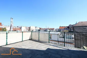  24 m2 Sonnen-Terrasse mit Ausblick im Altbau + 4 Zimmer-Wohnung + alles auf einer Ebene UND barrierefrei! Möglichkeit zu weiteren Dachflächen gegeben!
