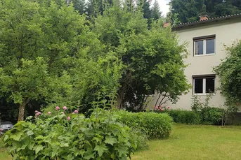 Rarität - Einfamilienhaus mit Hauswald und Wiese in sehr beliebter Wohngegend