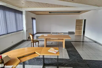 Büroraum, Praxis, Ausstellungsraum oder Gewerbe mit Terrasse und Parkplätzen!