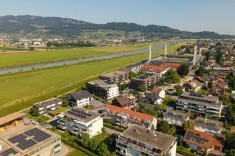 Ruhe. Licht. Lebensqualität. Dachgeschosswohnung mit Balkon und Carport in gepflegter Kleinwohnanlage