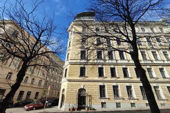 SÜDSEITIG : Stilaltbau beim Walter-Beck-Platz