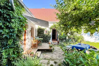 Pure Idylle / altes Bauernhaus mit uneinsehbarem Innenhof und Pool