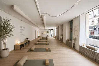 Straßenseitiges Geschäftslokal mit großen Fensterflächen! Individuell zu gestalten! Ideal für Pilates, Yoga, Atelier etc.