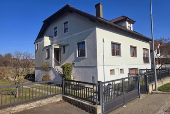 Großzügiges Wohnhaus mit zwei Wohneinheiten in 2070 Retz - toller Garten, Zweitgarage, Pelletheizung