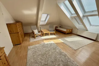 Möblierte Dachgeschosswohnung