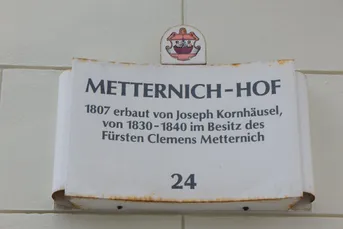 Wohnen im historischen Metternich-Hof mit begrünten Innenhof - Dachgeschoß mit Galerie und Garagenplatz