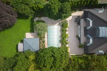 Exquisite Villa mit Outdoor- und Indoor-Pool in traumhafter Lage