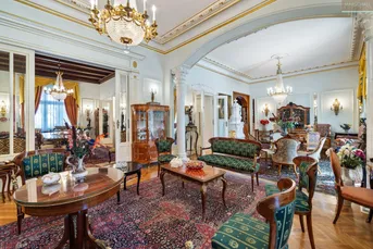 Herrschaftliche Villa mit Indoorpool und Lift in Toplage