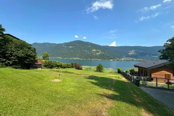 CHARMANTER SEEBAUGRUND AM OSSIACHER SEE
