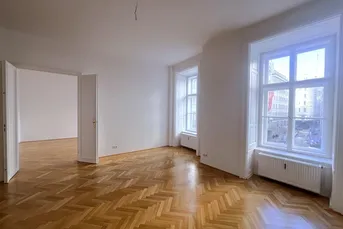 Helles Stilaltbaubüro Nähe Hoher Markt