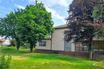 GROSSER EBENER GARTEN MIT TEILSANIERTEM HAUS MIT 2 WOHNEINHEITEN NAHE WIEN