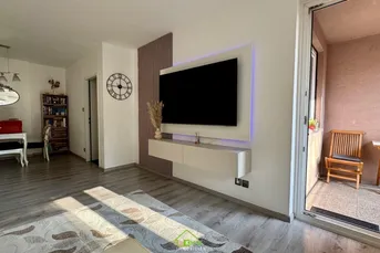 gepflegte, helle 3 Zimmer Wohnung mit Loggia