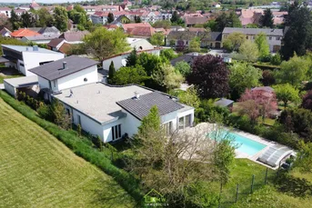 Exklusive Immobilie im italienischen Stil: Traumhafter Bungalow mit Pool in ruhiger Sackgassenlage