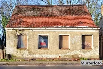 Chance zum Neubeginn + Grundstück mit Altbestand +