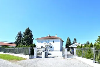 Traumhafter Landsitz im Villenstil mit Pferdeställen!