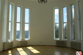 K3! GROSSES SEMINARHAUS, GEEIGNET FÜR EIN GEMEINSCHAFTSPROJEKT. IDEALER RÜCKZUGSORT in idyllischer und absolut ruhiger Waldrandlage wartet auf Revitalisierung. Grundfläche 10.000 m2.