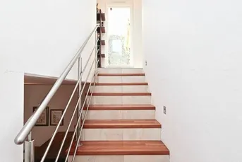Stadtgrenze von Wien! Elegantes Einfamilienhaus mit uneinsehbarem Garten, restauriertem Weinkeller und Doppelgarage