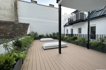 Erstbezug in U-Bahn-Nähe! Liebevoll generalsanierte 3-Zimmer-Wohnung mit Loggia und Terrasse in Gründerzeithaus