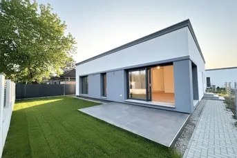 Erstbezug in Grünruhelage! Sonnendurchfluteter Bungalow mit Terrasse, großzügigem Garten und zwei Stellplätzen