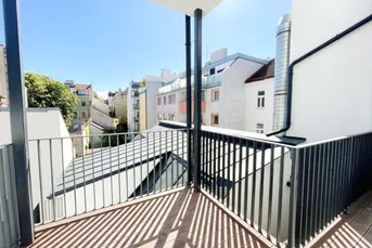 Erstbezug in U-Bahn-Nähe! Liebevoll generalsanierte 3-Zimmer-Wohnung mit Loggia und Balkon in Gründerzeithaus