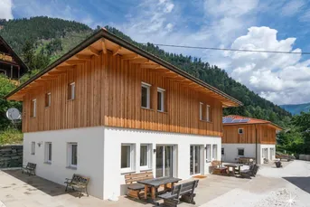 Etabliertes Ferienhaus-Ensemble am Millstätter See. Zwei moderne Häuser mit bestehender Vermietung. Investment.