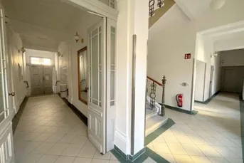 Singlewohnung! Dachgeschosswohnung Nähe U3 Kardinal Nagel Platz