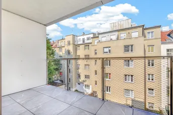 Zentral begehbar mit Balkon!