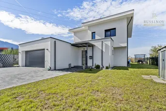 Modernes Einfamilienhaus mit Doppelgarage und Pool