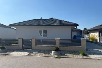 Modernes Einfamilienhaus mit großem Garten und Garage in Potzneusiedl