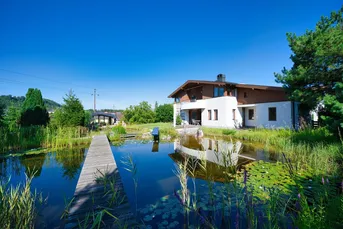 Exklusivität und Privatsphäre pur auf 2.610 m2 Grundfläche! Von der Terrasse in den Schwimmteich.