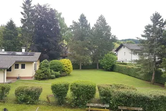 Möblierte 2-Zimmer-Wohnung mit Balkon, Grünblick und Tiefgarage in absoluter Ruhelage
