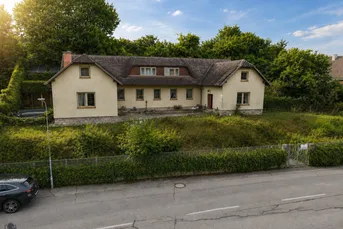 Großzügiges Zweifamilienhaus mit Innenhof, Gewölbekeller und traumhaftem Ausblick