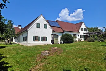 Charmanter Vierkanthof mit großzügiger Wohnfläche, Pool im Atrium und Nebengebäude in idyllischer Lage