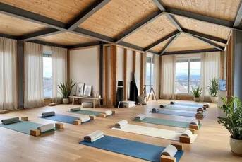 Yogastudio, Fitnessraum oder Seminarraum im medizinischen Bereich | über den Dächern Hainburgs | inkl. Rundumterrasse ca. 136m²