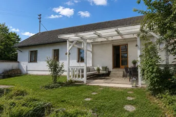 Ferienhaus | uneinsehbarer Innenhof u. überdachte Pergola | romantischer Garten | Schwedenofen | freistehende Badewanne