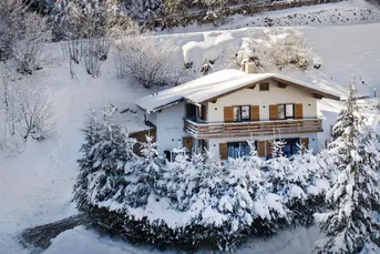 An incredibly rare mountain chalet for sale with pure 2nd home permission, set in a private, woodland location with direct ski-in / ski-out access