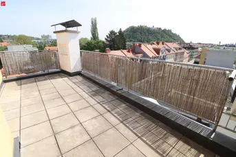 Sonniger Wohntraum mit riesiger Terrasse und Schlossbergblick!