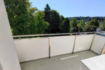 Lichtdurchflutete Wohlfühloase mit Balkon und Grünblick in bester Lage