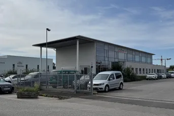 Bürostandort mit Mehrwert: Tankstelle, Waschplatz &amp; bis zu 800 m² Freifläche
