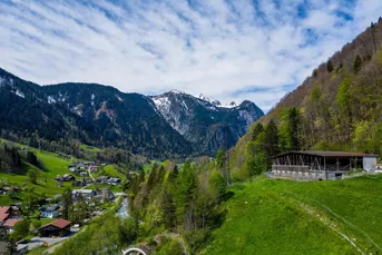 Dein Traum vom eigenen Pferdehof wird wahr! Moderne Reithalle in Dalaas zum Verkauf!