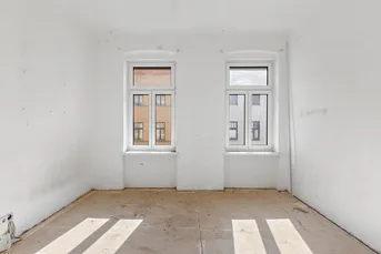 Helle Altbauwohnung inklusive Balkon - sanierungsbedürftig