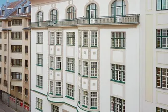 Großzügige 2 Zimmer Wohnung im Stilaltbau - neu saniert