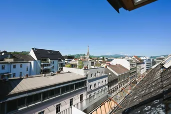 Über den Dächern von Linz – Geräumige 3-Zimmer-Dachgeschosswohnung mit Charme, Ausblick &amp; viel Licht