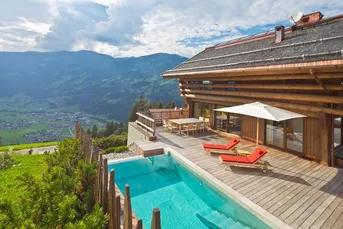 Freizeitwohnsitz - High Class Chalet Hüttenfeeling mit Pool direkt an der Skipiste Zillertal Arena