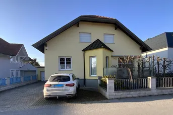 **Schönes und großzügiges Einfamilienhaus mit Schwimmteich**