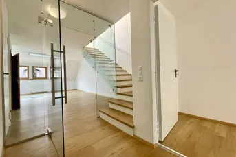 Auffälliges Geschäftshaus mit attraktiver Glasfront - Im Herzen der Fußgängerzone in Feldkirchen - Umwidmung möglich