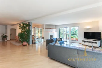 Traumgrundstück mit 320 m² Villa, großem Pool und Fernblick