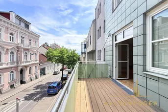 Erstbezug nach Sanierung: Tolle 4-Zimmer Wohnung mit großem Balkon, TG-Platz anmietbar