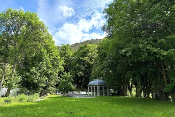 Zeitlose Eleganz trifft moderne Technik - Erstbezug Traumvilla mit Pool und Gartenidylle